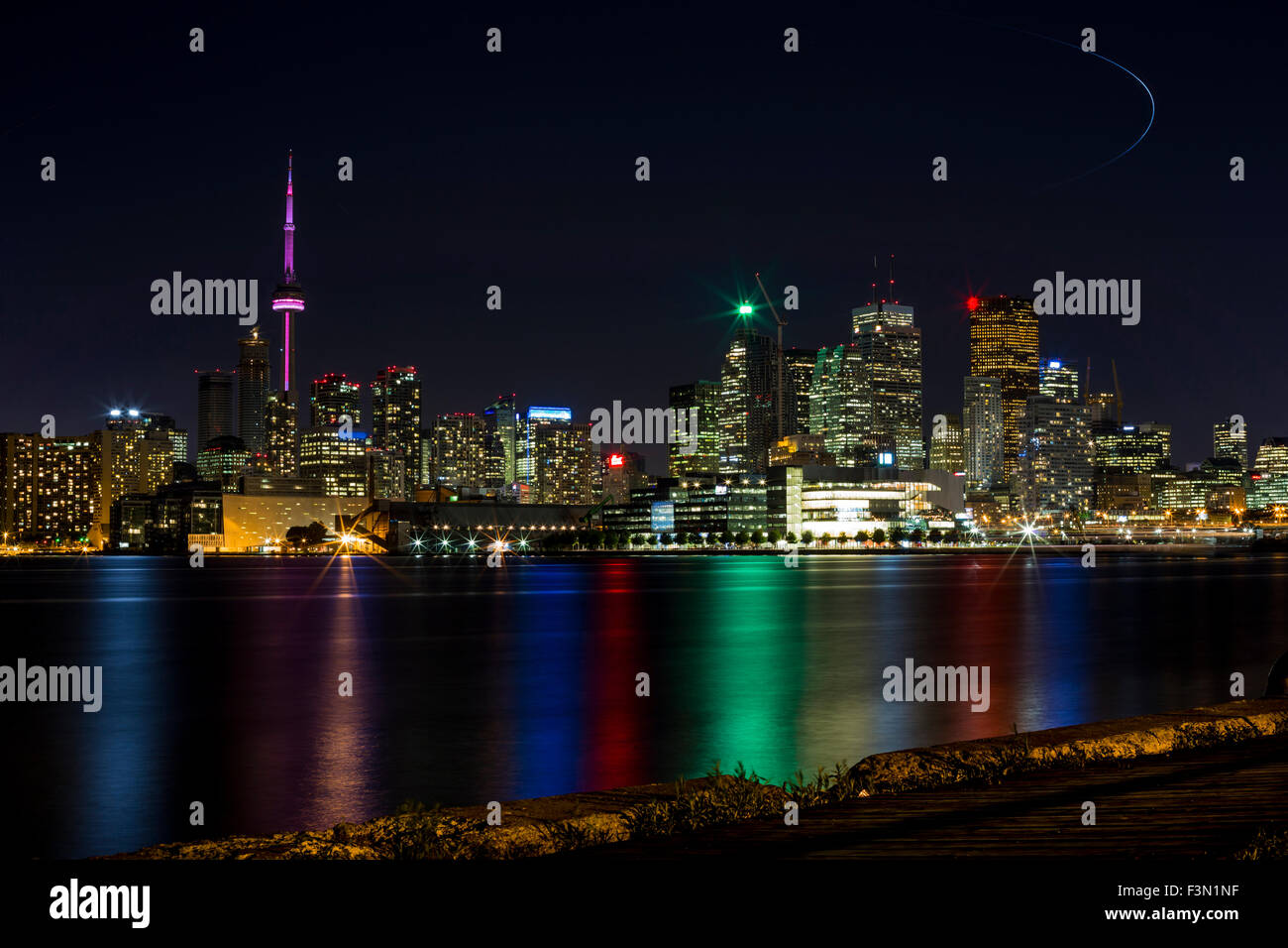 Toronto Skyline bei Nacht, aufgenommen von einem lokalen Pier. Stockfoto