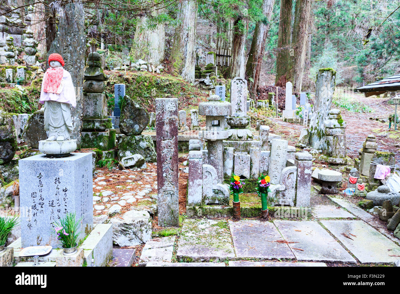 Japan, Koyasan, Okunoin Friedhof. Verschiedene Grabsteine, die in den