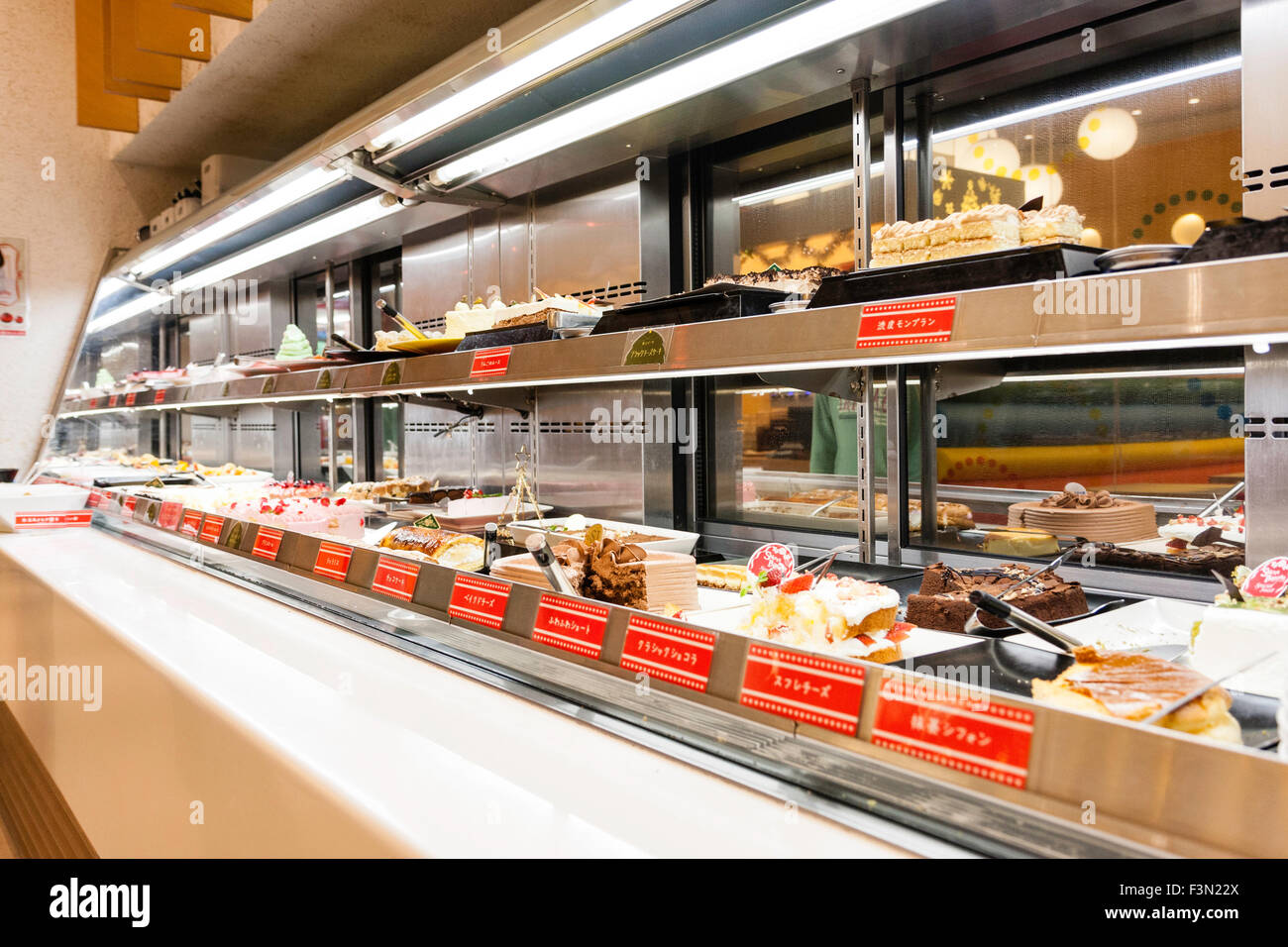 Japan, Nishinomiya, "Paradies", inneren aller Sie süß und Wüste Restaurant essen kann. Zähler, gefüllt mit verschiedenen Kuchen, Desserts und Süßspeisen. Stockfoto