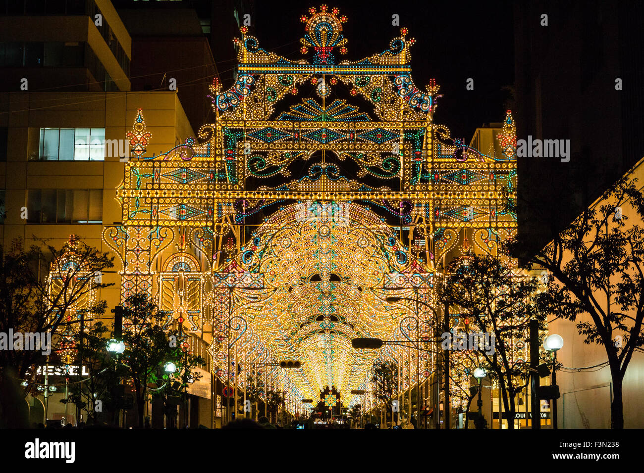 Kobe Luminarie, Winter Festival des Lichts. Beleuchtung Display zwischen Gebäuden verbunden auf einer der wichtigsten Einkaufsstraßen. Stockfoto