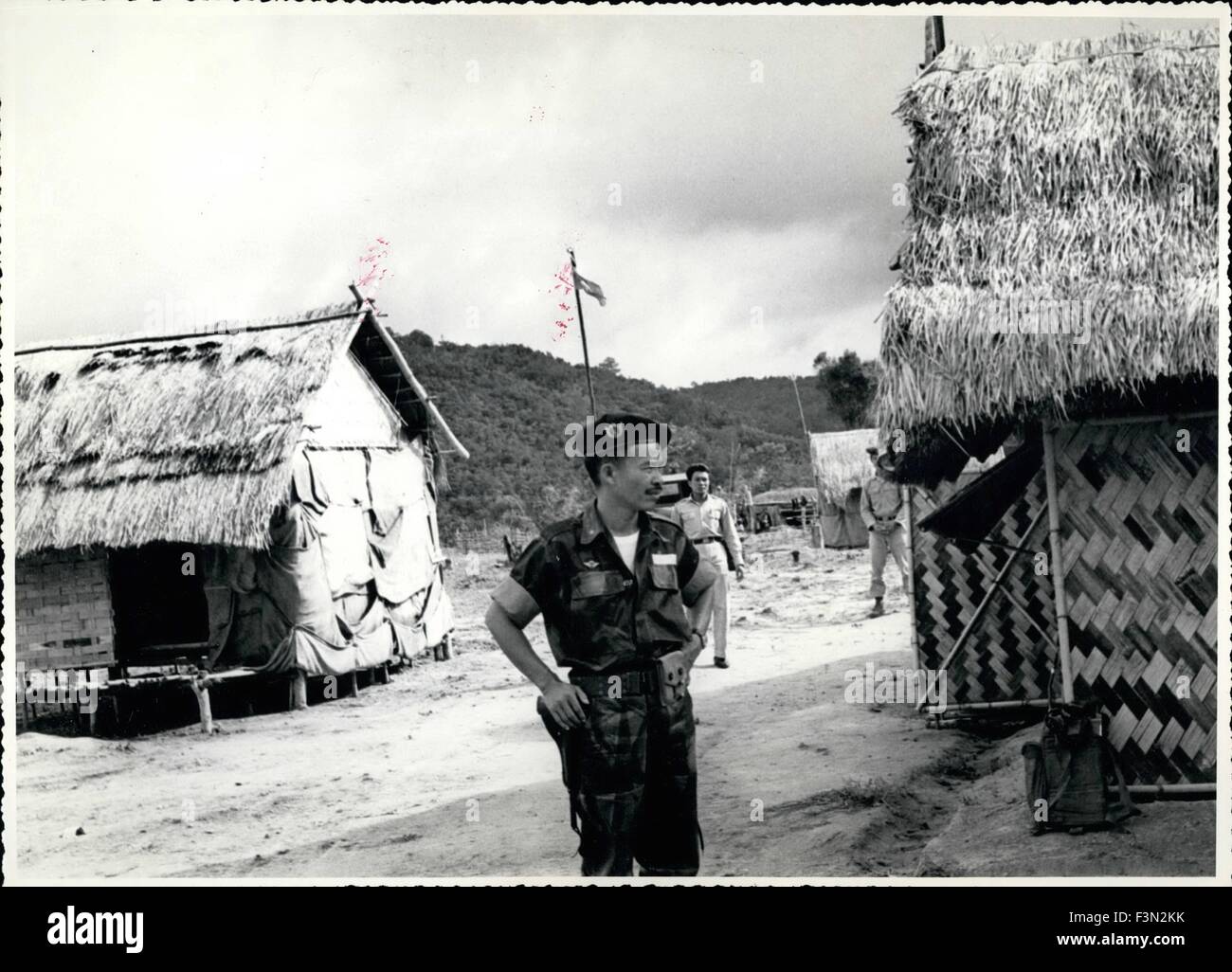 9. Januar 1958 - Umfragen vietnamesischen Sub Brig. (ein Stern) General Nguyen Chanh Thi Kasernen und Bambus Sitz der Lao-Bataillon 33, kurz hinter der vietnamesischen Grenze. Gen Thi befiehlt der 1. vietnamesischen Division über die Grenze von Lao-Bataillon 33. © Keystone Bilder USA/ZUMAPRESS.com/Alamy Live-Nachrichten Stockfoto