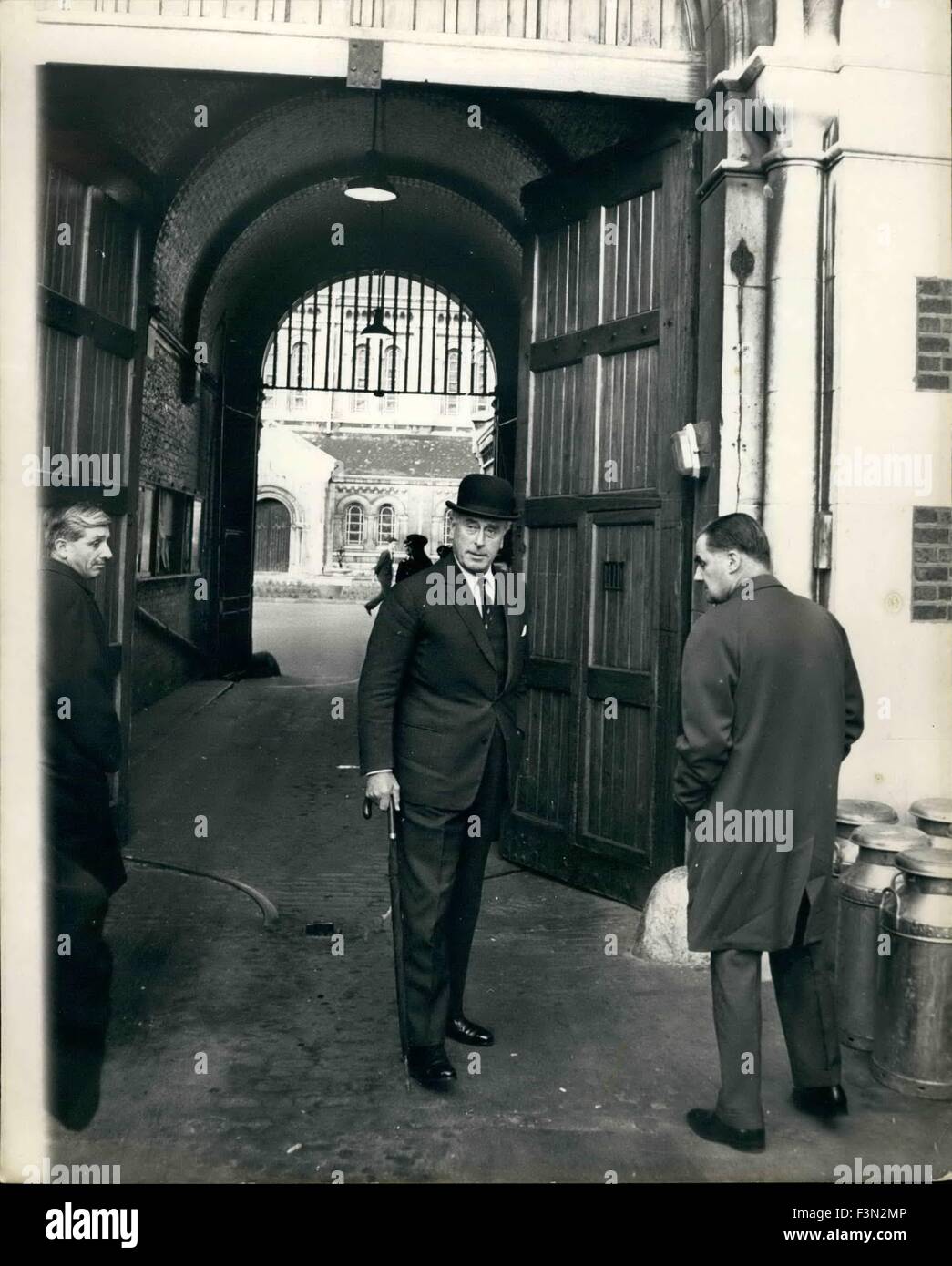 4. Januar 1965 - Gefängnis Sicherheit Sonde Team besuchen Wormwood Scrubs.: Earl Mountbatten und seiner drei Beisitzern, die Sicherheit in den Strafanstalten zu untersuchen, heute Nachmittag besuchte Wormwood Scrubs, die Gefängnis-Spion George Blake entkam vor 10 Tagen. Earl Mountbattens drei Gutachter sind Mr R.J. Lees, stellvertretender Direktor (Ausrüstung) royal Aircraft Establishment, Farnborough; Herr Robert Mark, Chief Constable of Leicester und Herr J.R.G. Bantock, ein ehemaliger Gouverneur von Strangeways und Brixton Gefängnis, jetzt im Ruhestand. Das Foto zeigt Earl Mountbatten die Gefängnistore auf Wormwood Scrubs heute betreten. (Credit Stockfoto