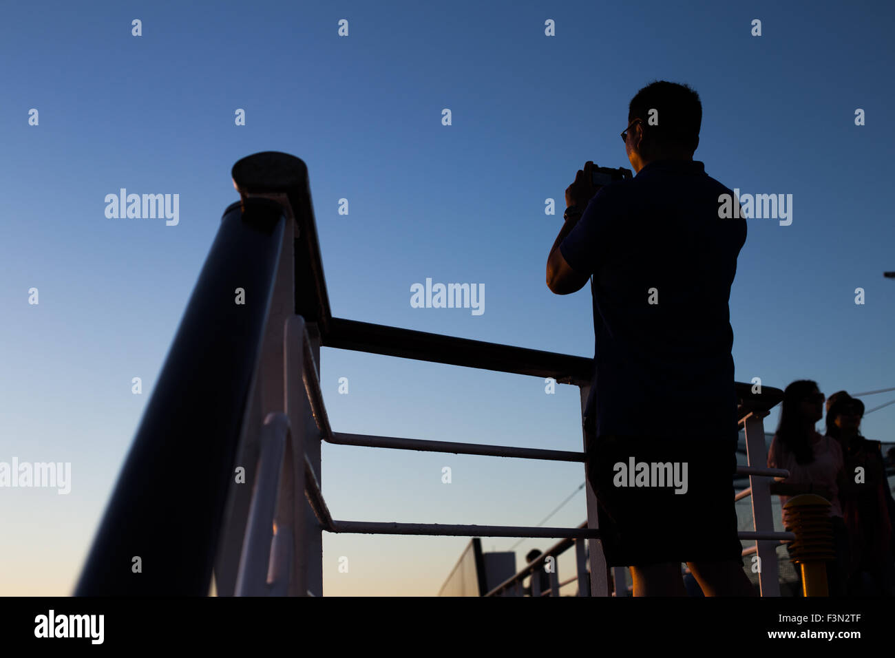 counterlight Foto von jemand, ein Bild von den Sonnenuntergang an Bord eines Kreuzfahrtschiffes Stockfoto