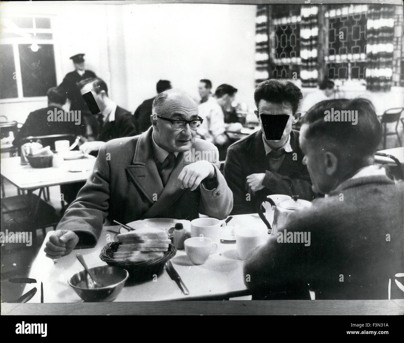9. Januar 1968 - Peer, die zum Frühstück - im Gefängnis zu nennen. Herr Stonham sammelt seine Mahlzeit: Herrn Stonham Under-Secretary of State im Home Office - ging zum Frühstück gestern in der 20 Monate alt - 1.000.000 Blundeston Gefängnis in Suffolk. Herr Stonham -, der 60 - sein Frühstück an der Durchreiche - gesammelt und aß mit den Gefangenen sitzt. Blundeston Gefängnis ist ein maximales Sicherheit Gefängnis - und die meisten Männer dort sind zwischen 8 und 14 Jahren Sicherungsverwahrung dienen. Rechtsvorschriften zur Sicherungsverwahrung zu beenden wird voraussichtlich in der nächsten Legislaturperiode eingeführt werden. Herr Stonham Stockfoto