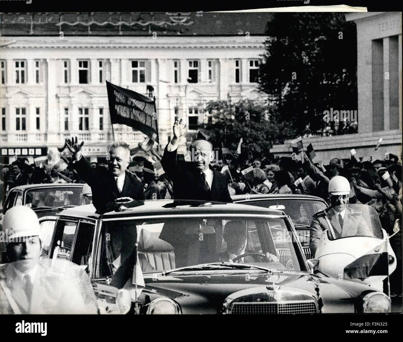 23. September 1974 - Nguyen Huu Tho in Sofia - A RSV Delegation kam unter der Leitung von NGUYEN HUU THO, Vorsitzender des Präsidiums des Zentralkomitees der nationalen Front für die Befreiung von Südvietnam und Vorsitzender des Rats der provisorischen revolutionären Regierung der Republik von Südvietnam in Sofia, zu einem offiziellen Besuch auf Einladung der bulgarischen Regierung. An der Flughafen Sofia, wurde die Delegation von TODOR SCHIWKOW/rechts begrüßt/erster Sekretär des Zentralkomitees der bulgarischen kommunistischen Partei und Präsident des Rates. Foto zeigt: t Stockfoto