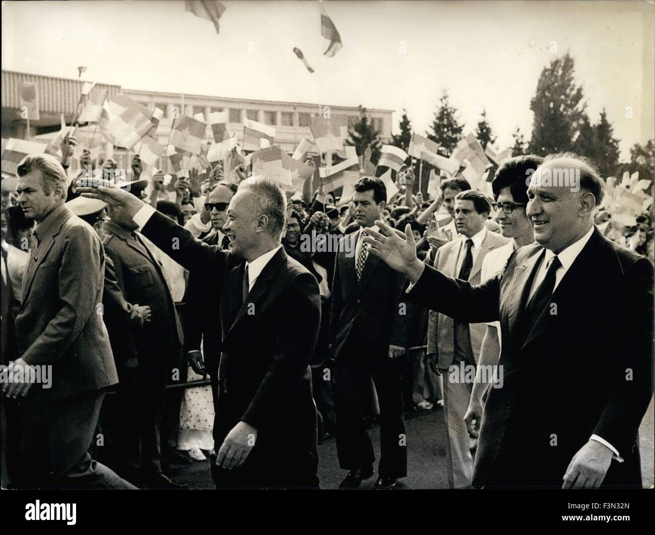 23. September 1974 - Nguyen Huu Tho in Sofia - eine Delegation des RSV, unter der Leitung von NGUYEN HUU THO. Vorsitzender des Präsidiums des Zentralkomitees der nationalen Front für die Befreiung von Südvietnam und Vorsitzender des Rats der provisorischen revolutionären Regierung der RSV kam zu einem offiziellen Besuch in Sofia. An der Flughafen Sofia wurde die Delegation von TODOR SCHIWKOW/weit rechts / ersten Sekretär des ZK der BCP und Staatspräsident Rat begrüßt. Foto zeigt: jubelnde Bewohner von Sofia, begrüßen die Gäste. Foto: Dimitar Deynov Sofia, 23. September 1974 (Cr Stockfoto