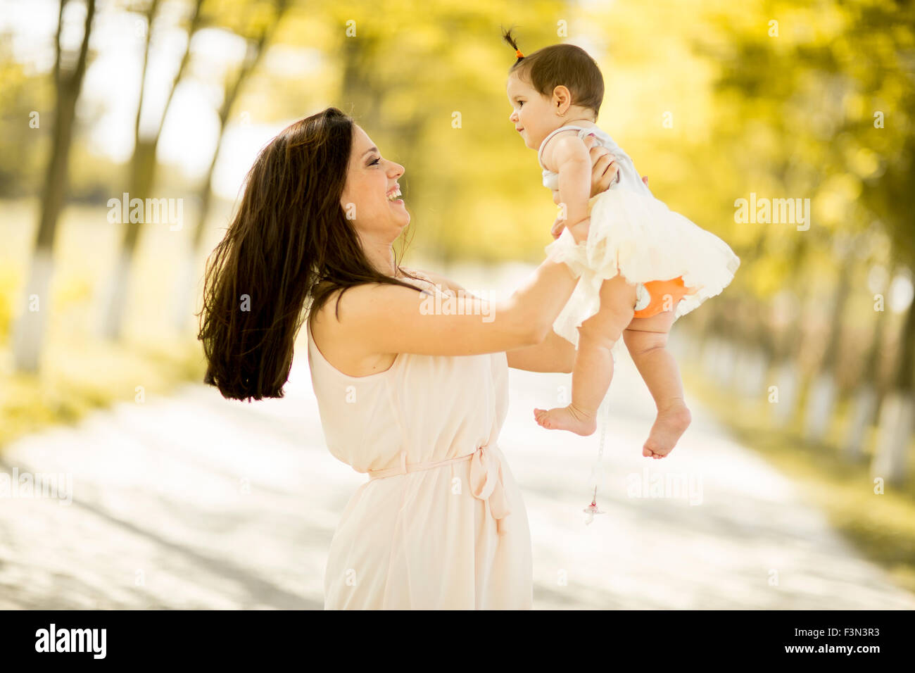 Mutter und Baby in der Sommerpark Stockfoto
