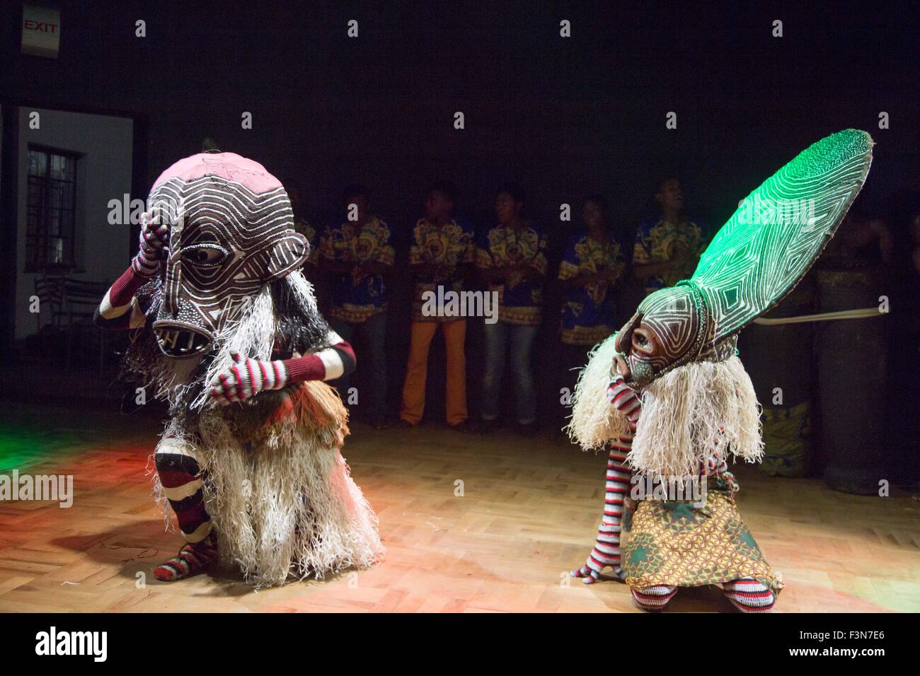 (151010)--Havanna, 10. Oktober 2015 (Xinhua)--Simbabwe Tänzer traditionelle Makishi Tanz an Old Mutual Theatre, Harare, Simbabwe, am 9. Oktober 2015. Makishi Tanz, ursprünglich am Ende eine jährliche Initiationsritual für Jungen im Alter zwischen acht und zwölf im ländlichen Simbabwe und Sambia, ist besonders bekannt für die Einbeziehung von schön bemalten Masken, die verschiedenen spirituelle Zeichen darstellen. Heute gibt es eine steigende Nachfrage nach Makishi Tänzer bei gesellschaftlichen Zusammenkünften und Reichsparteitage, da sie weniger für Einweihungsrituale durchgeführt werden. Der Tanz wurde als ein UN anerkannt. Stockfoto