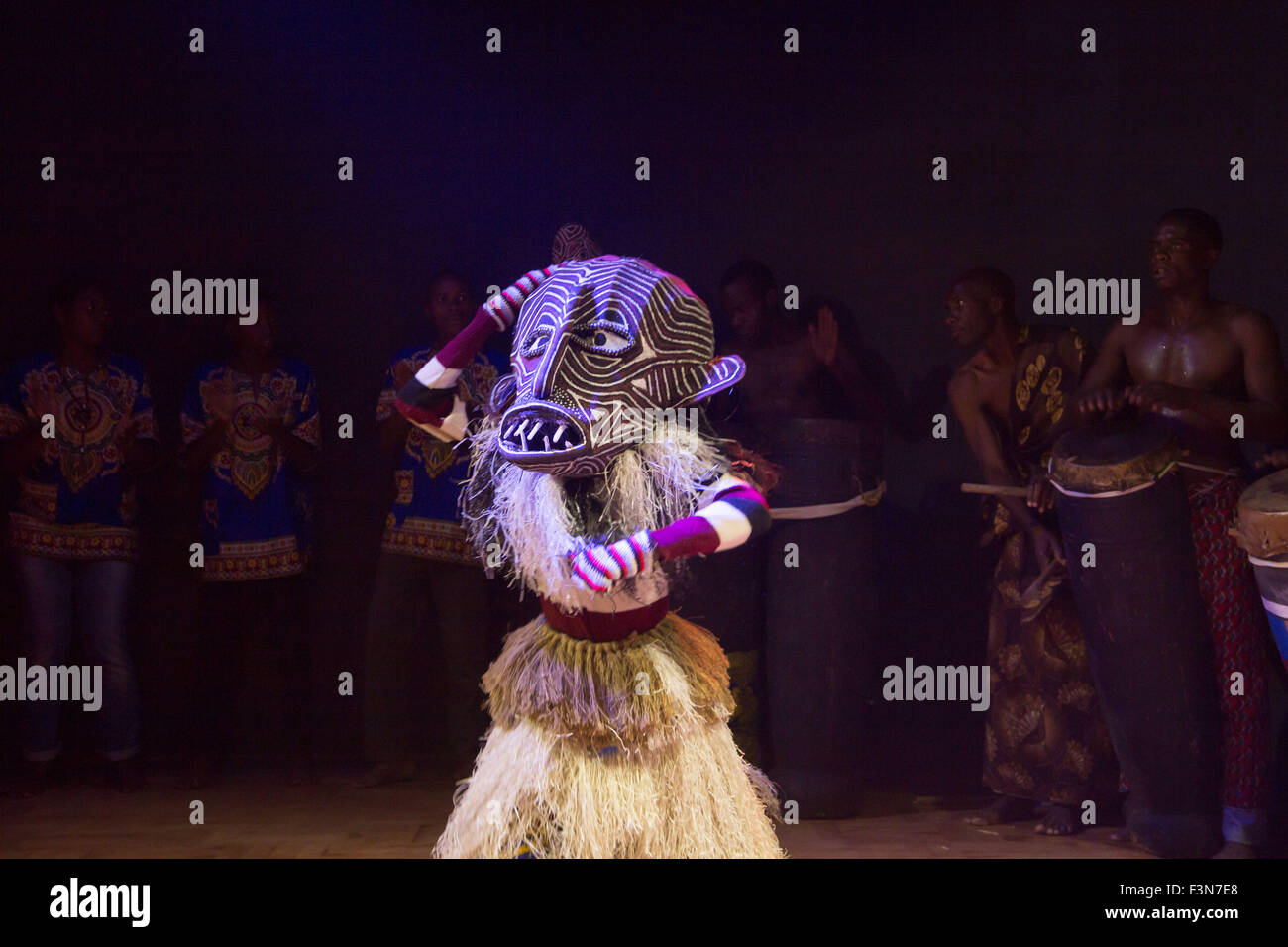 (151010)--Havanna, 10. Oktober 2015 (Xinhua)--Simbabwe Tänzer traditionelle Makishi Tanz an Old Mutual Theatre, Harare, Simbabwe, am 9. Oktober 2015. Makishi Tanz, ursprünglich am Ende eine jährliche Initiationsritual für Jungen im Alter zwischen acht und zwölf im ländlichen Simbabwe und Sambia, ist besonders bekannt für die Einbeziehung von schön bemalten Masken, die verschiedenen spirituelle Zeichen darstellen. Heute gibt es eine steigende Nachfrage nach Makishi Tänzer bei gesellschaftlichen Zusammenkünften und Reichsparteitage, da sie weniger für Einweihungsrituale durchgeführt werden. Der Tanz wurde als ein UN anerkannt. Stockfoto