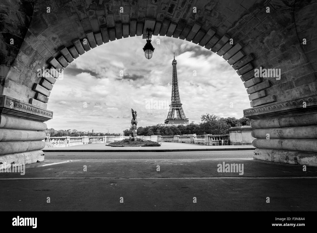 Der Eiffelturm, umrahmt von den Bögen der Bir-Hakeim-Brücke, Paris, Frankreich Stockfoto