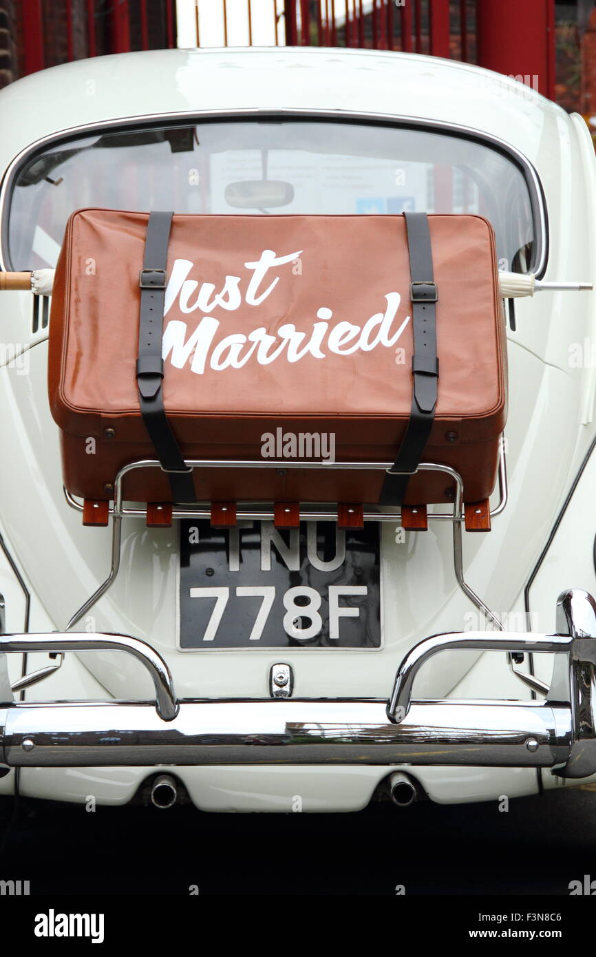 Ein Fall markiert "Just Married" geschnallt auf der Rückseite des einen VW Käfer Auto, England, UK Stockfoto