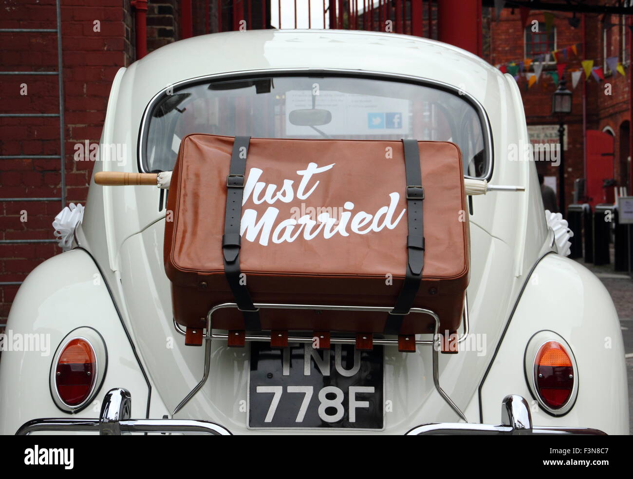 Ein Fall markiert "Just Married" geschnallt auf der Rückseite des einen VW Käfer Auto, England, UK Stockfoto