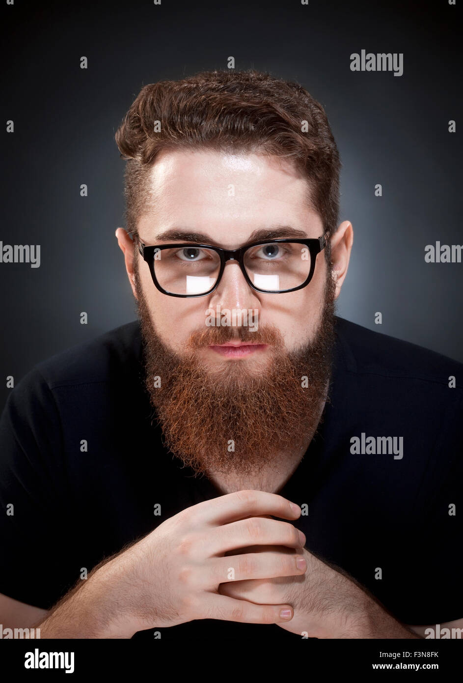 Porträt von einem Teenager Hipster mit Bart und Brille Stockfoto