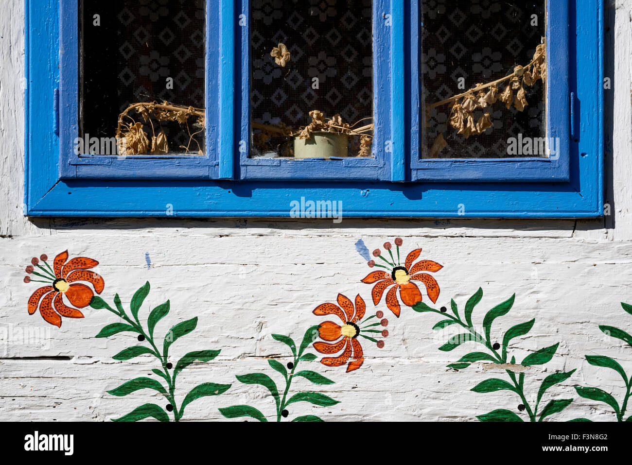 Blumenschmuck an der Fassade eines typischen Holzhauses im Dorf Zalipie in polen Stockfoto