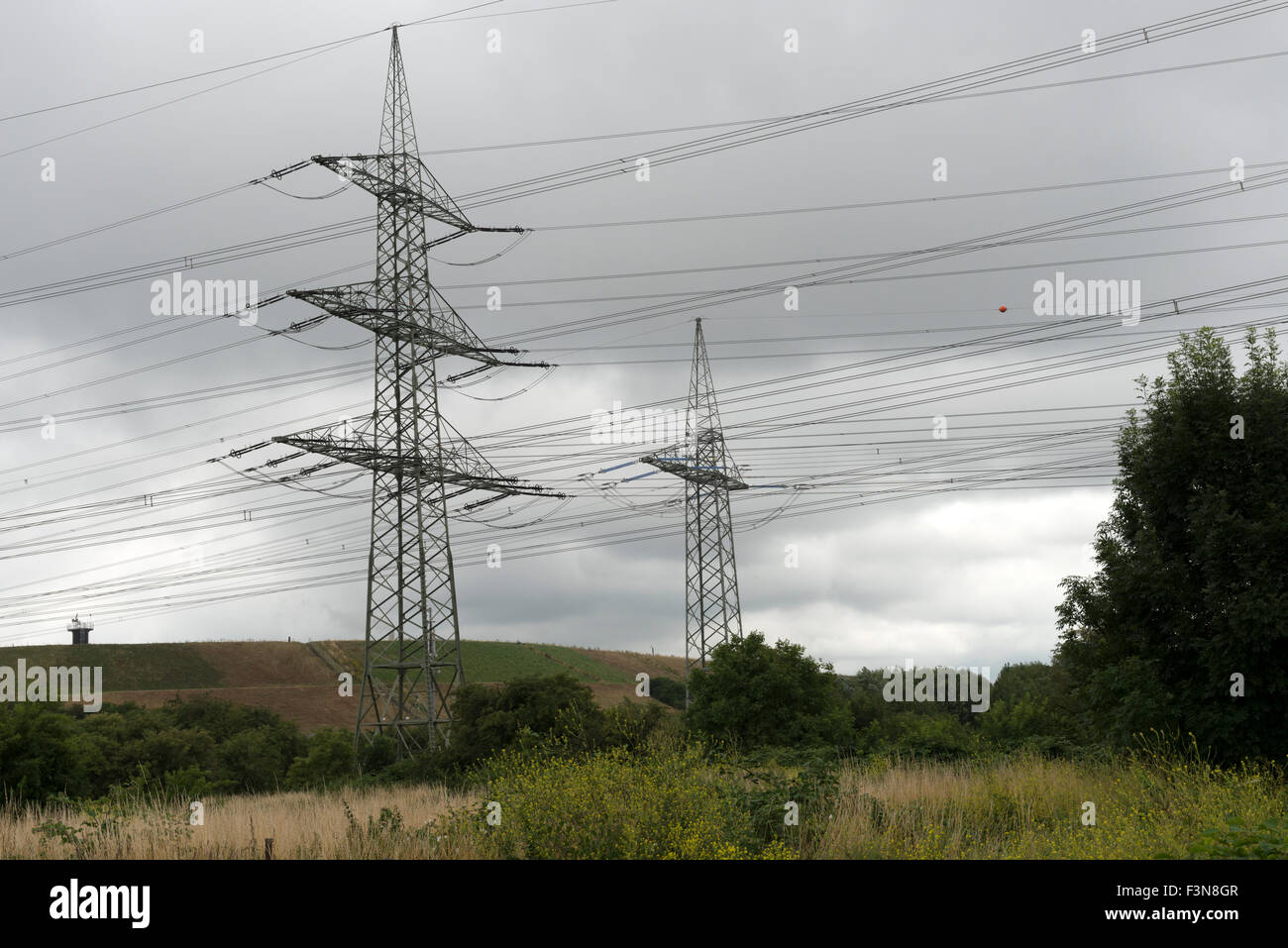 Hochspannungs-Leitungen Rheindorf Deutschland Stockfoto
