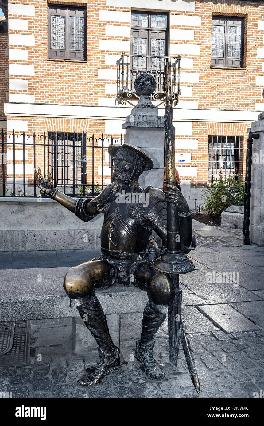 Alcala De Henares, Spanien. 9. Oktober 2015. Eisenskulptur von - Don Quijote- und Miguel de Cervantes Haus während Cervantess-Woche, in Alcala De Henares, am 9. Oktober 2015. Der größte liegt Markt Spaniens und Europas wird in diesen Tagen, um das historische Zentrum von Alcalá organisiert. Ein Tag wie heute, wurde Miguel de Cervantes getauft. Bildnachweis: Russet Apfel/Alamy Live News Stockfoto