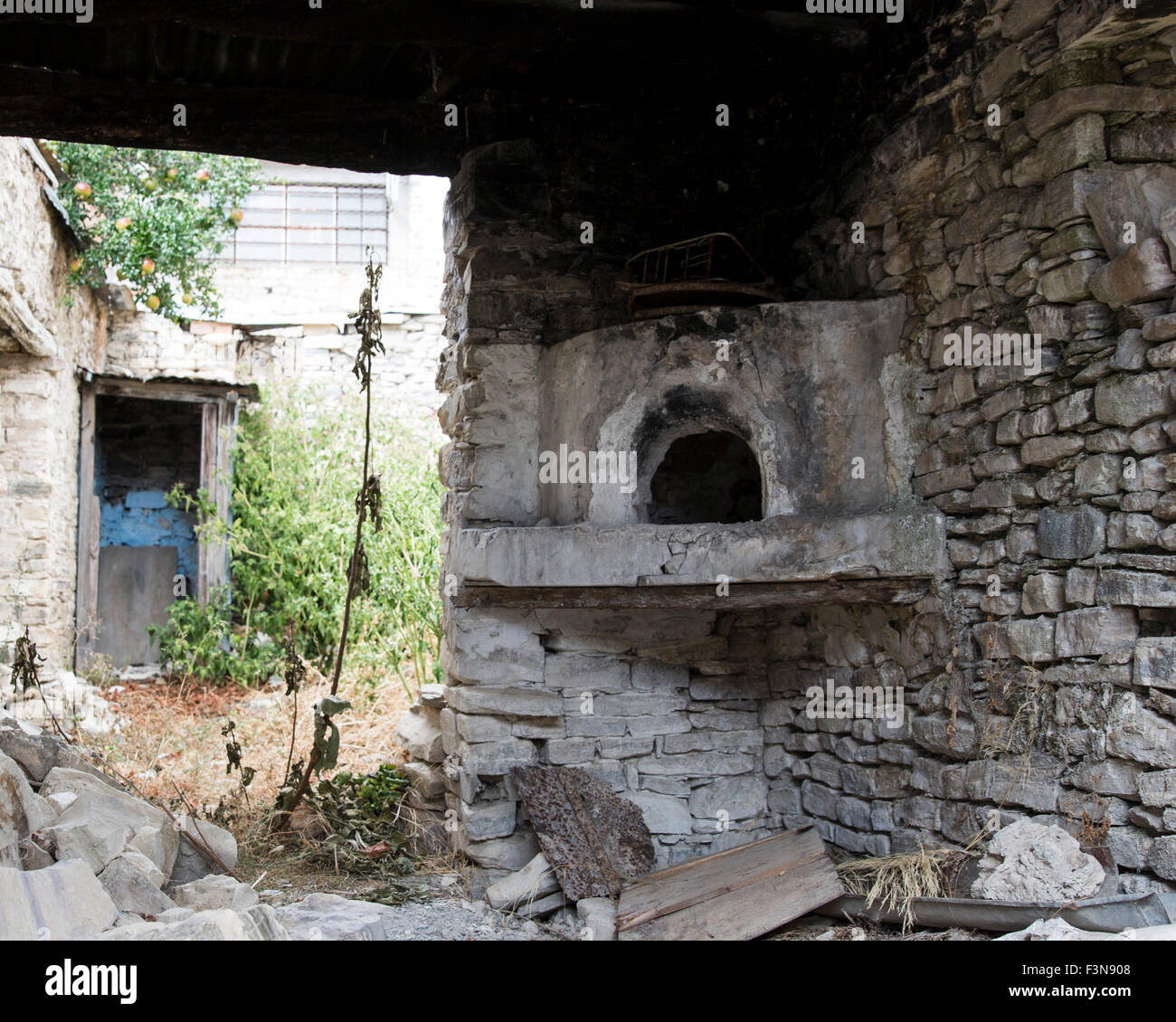 Die Überreste eines Brotofens in einem verfallenen Haus im Dorf Lefkara, Zypern Stockfoto