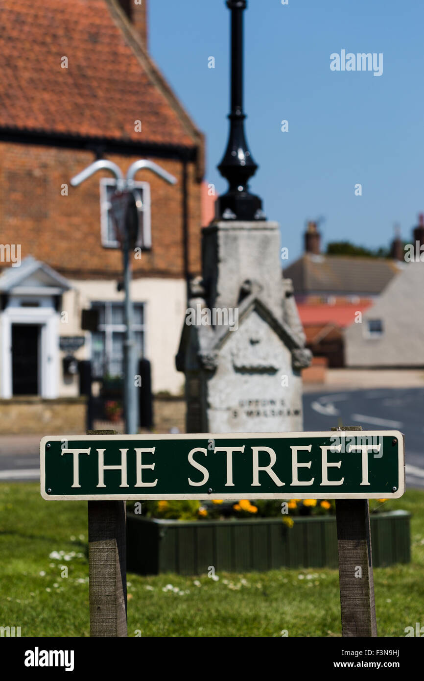 Straße und Straßenschilder. Norfolk Broads England UK Stockfoto