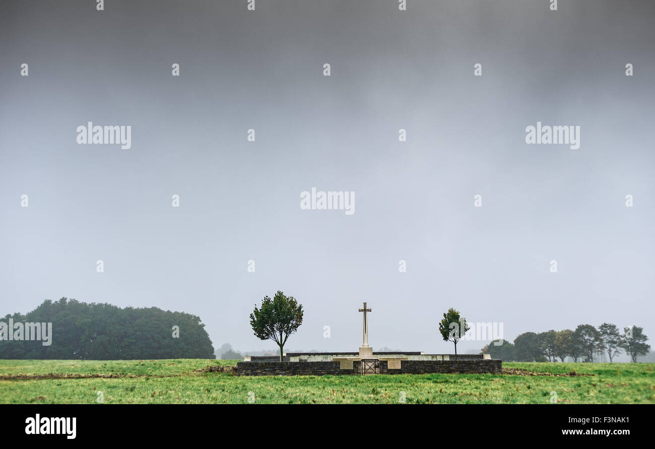 Regen auf Bertenacre Soldatenfriedhof, Fletre, Frankreich auf einem kalten Nass regnen Herbst Tag Stockfoto