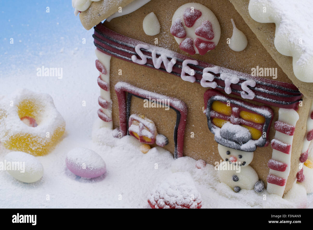 Lebkuchen-Haus und andere Süßigkeiten Stockfoto