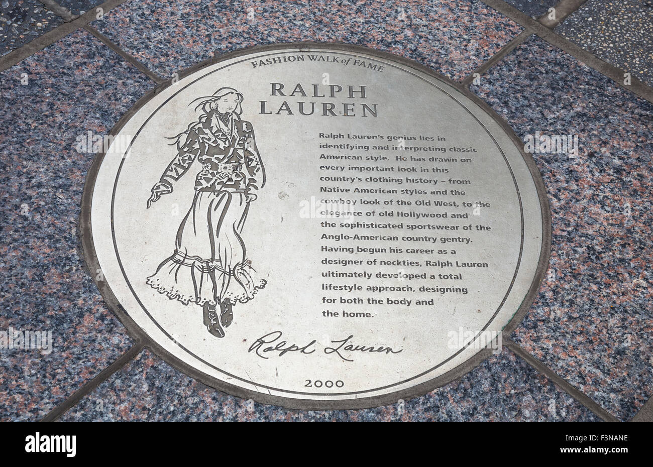 Ein Bürgersteig Plaque Ehren Designer Ralph Lauren auf dem Fashion Walk of Fame, New York City. Stockfoto