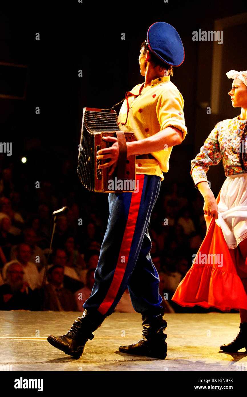Kozak-Tänzer und Akkordeonist spielen Akkordeon während einer Live-Aufführung auf der Bühne des „MAROYLA“-Kinos, Myrina, Limnos. Stockfoto