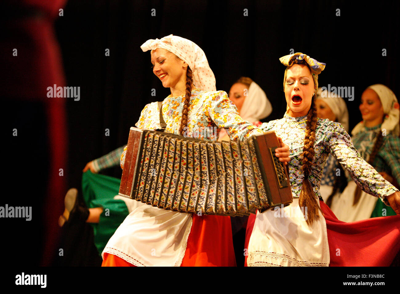 Tänzerinnen betreten die Bühne, begleitet von den Klängen der lokalen russischen Volkskunst-Akkordeonmusik im „MAROYLA“-Kino Lemnos. Stockfoto