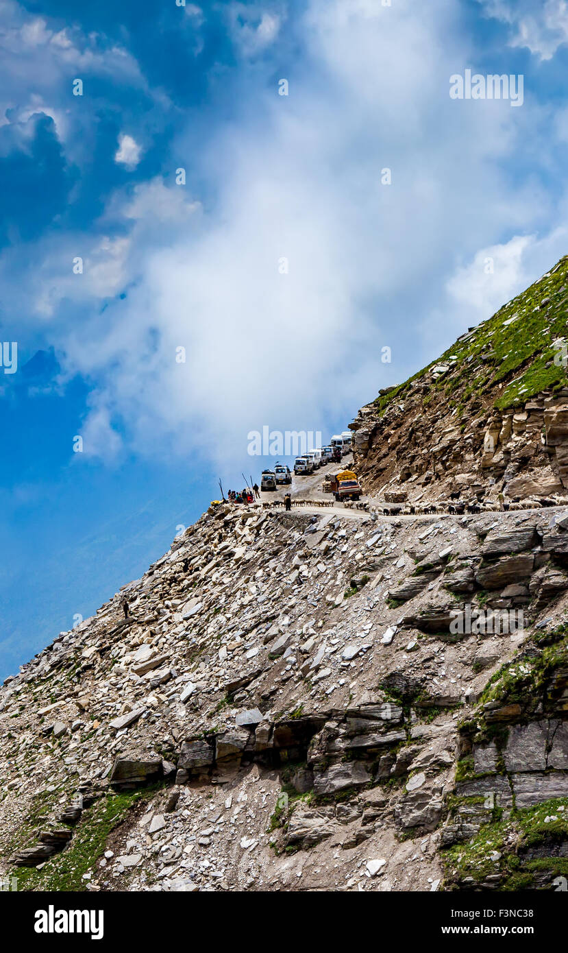 Stau von Autos auf der Rohtang La pass, Höhe 3.978 m (13.050 ft) Himachal Pradesh, Indien. Dieser Pass ist eine uralte Handwerk Stockfoto