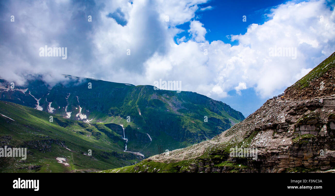 Stau von Autos auf der Rohtang La pass, Höhe 3.978 m (13.050 ft) Himachal Pradesh, Indien. Dieser Pass ist eine uralte Handwerk Stockfoto