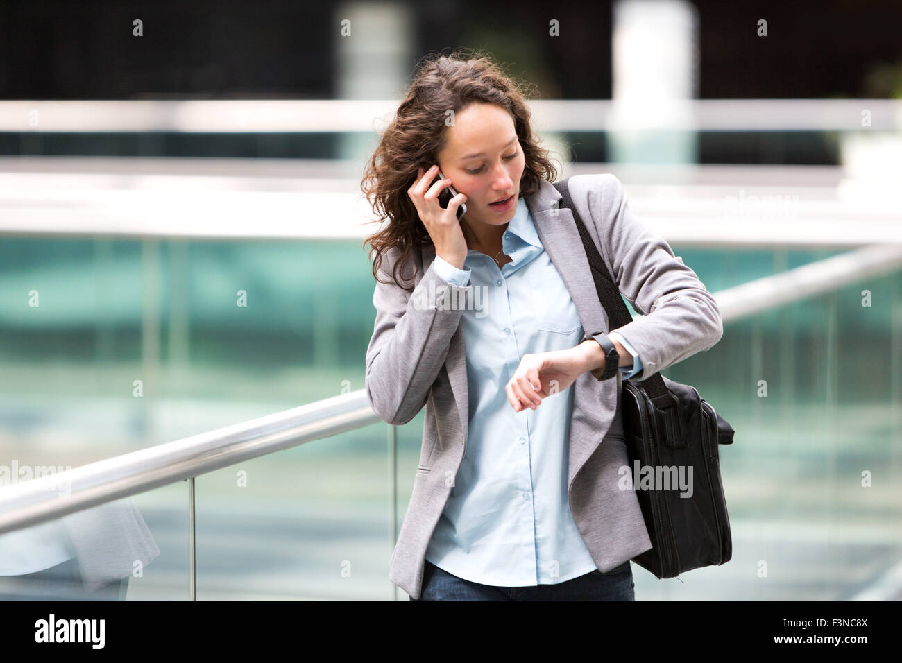 Ansicht einer jungen attraktiven Frau zu spät für ein Rendez-vous Stockfoto