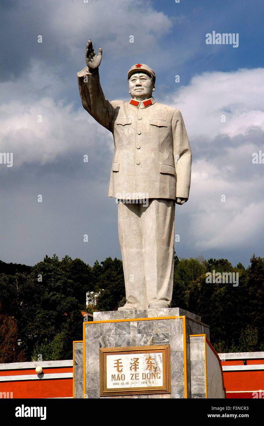 Lijiang, China: Eine größere Thanlife Statue des Vorsitzenden Mao Zedong auf dem Lijiang Cultural Exchange Center Theaterplatz Stockfoto
