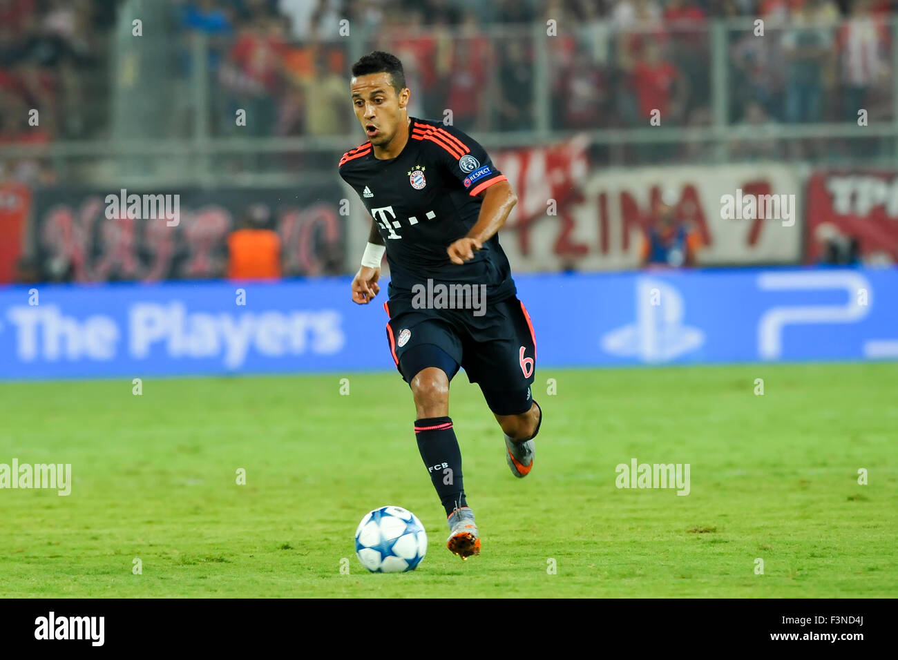 Thiago Alcantara während des UEFA-Champions-League-Spiels zwischen Olympiakos und Bayern Stockfoto