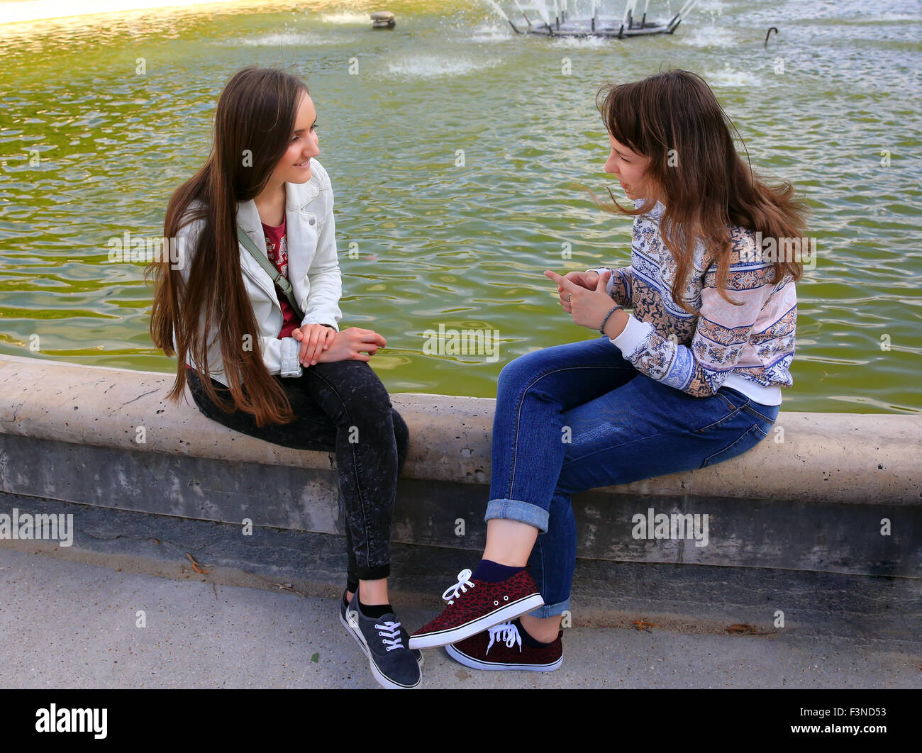 Studenten-Mädchen, die Spaß außerhalb Stockfoto