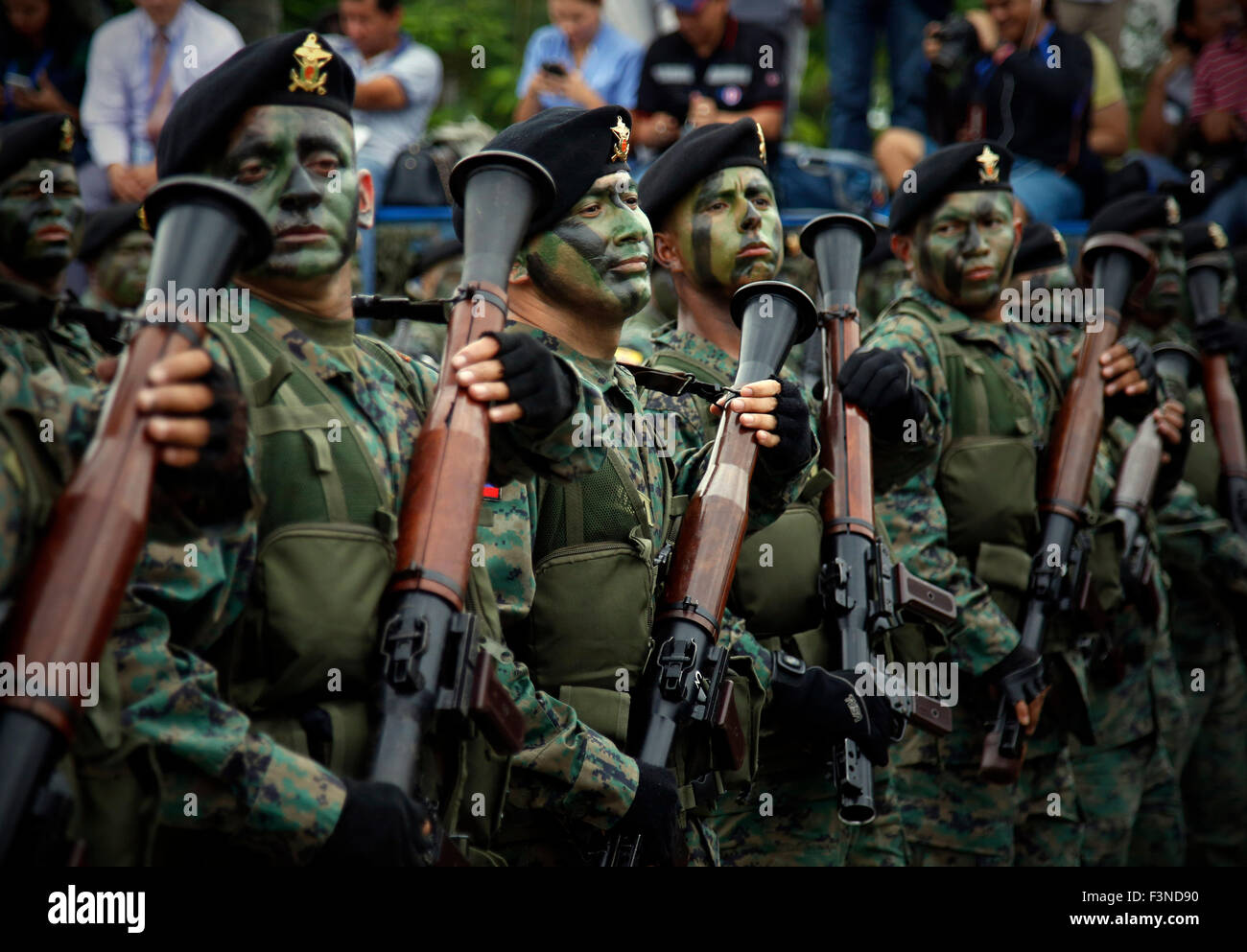 Guayaquil, Ecuador. 9. Oktober 2015. Ecuadors Soldaten an eine Militärparade zum 195. Jahrestag der Unabhängigkeit von Guayaquil in Guayaquil, Ecuador, am 9. Oktober 2015 teilnehmen. Bildnachweis: Santiago Armas/Xinhua/Alamy Live-Nachrichten Stockfoto