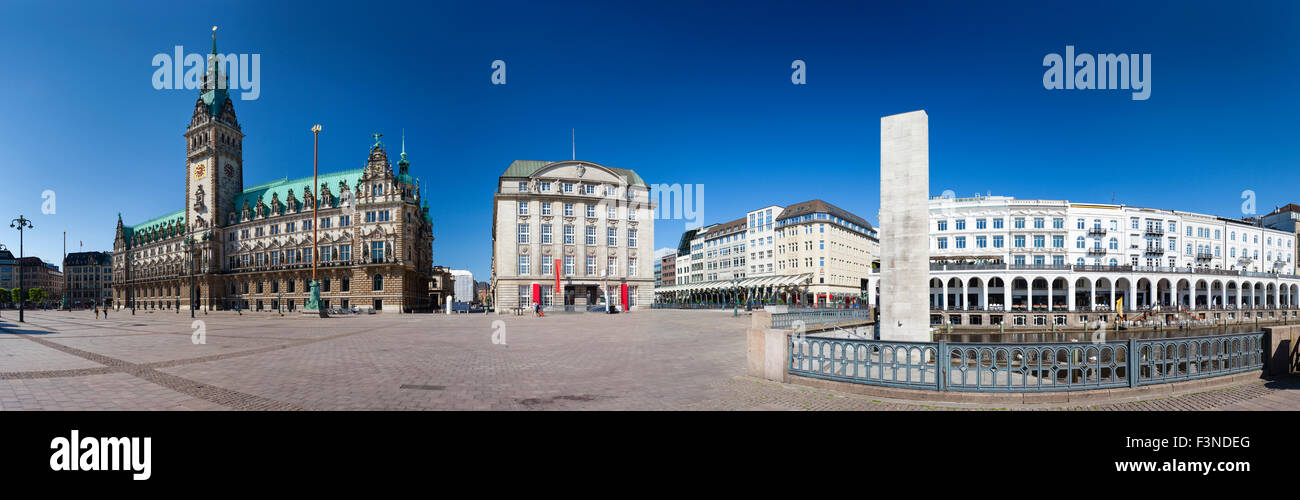Panoramablick auf das bekannte Rathaus und den Alsterarkaden in Hamburg, Deutschland Stockfoto