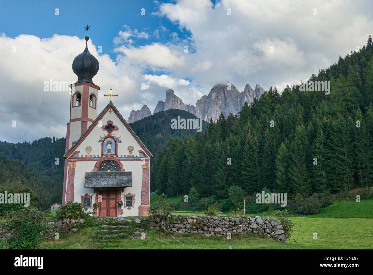 Die Kirche St. Johann in Ranui, Val di Funes, Dolomiten, Süd Tirol, Italien Stockfoto