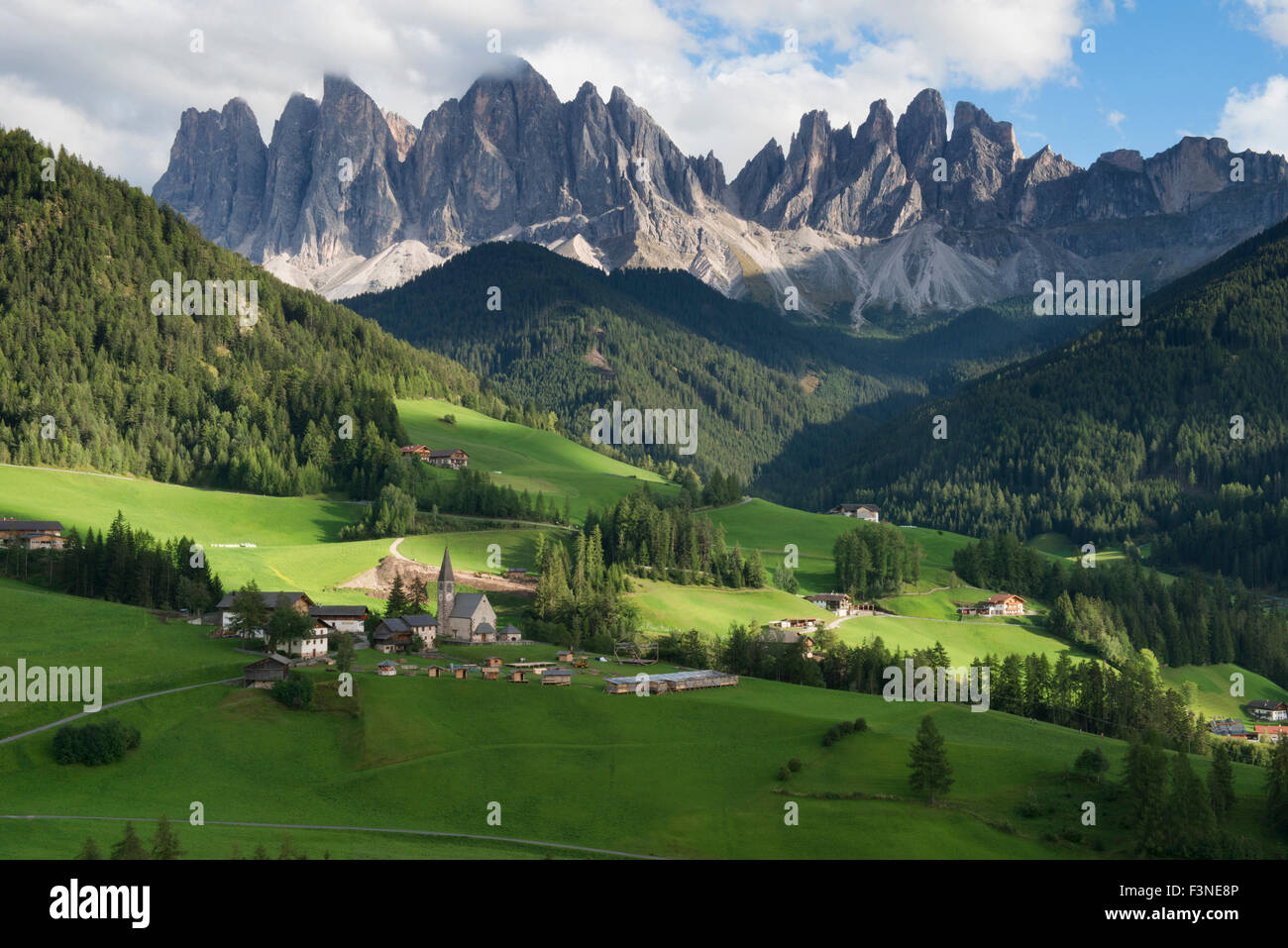 Die schöne Santa Maddalena und Val di Funes unter dem herrlichen Geisler-Bereich im Naturpark Puez Geisler, Dolomiten, Italien Stockfoto