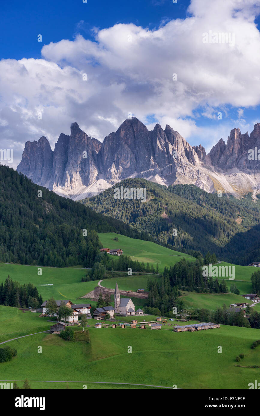 Die schöne Santa Maddalena und Val di Funes unter dem herrlichen Geisler-Bereich im Naturpark Puez Geisler, Dolomiten, Italien Stockfoto