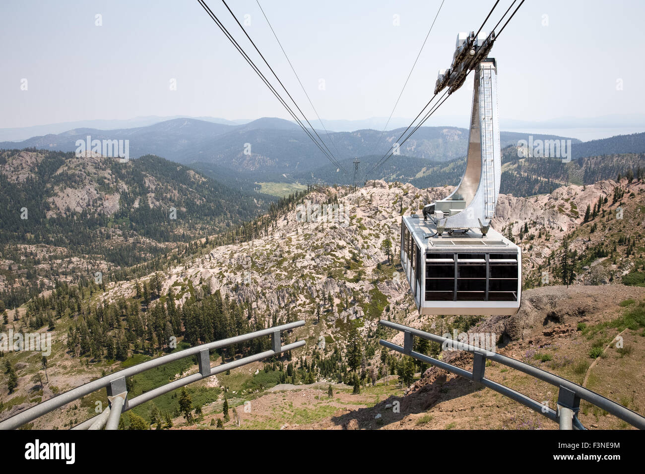 Dramatischen Blick auf einer hängenden Gondel.  Die Straßenbahn nähert sich der Gipfel des Berges in Squaw Valley, einem westlichen USA Ski Resort. Stockfoto