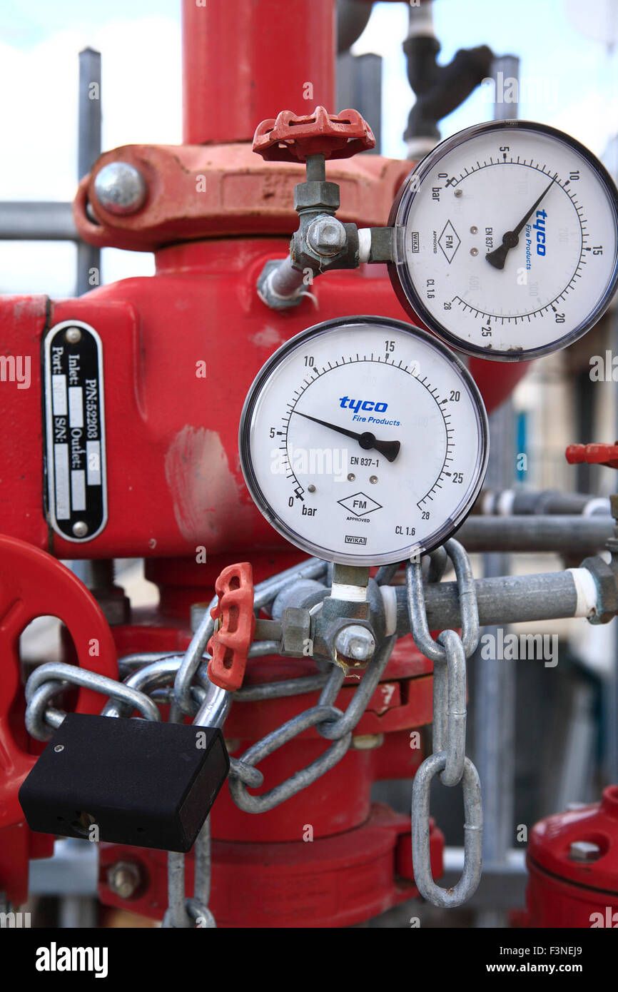 Nahaufnahme von Ventil und Feuer Sprinkleranlage im Industriebau in Beit Shemesh, in der Nähe von Jerusalem, Israel Stockfoto