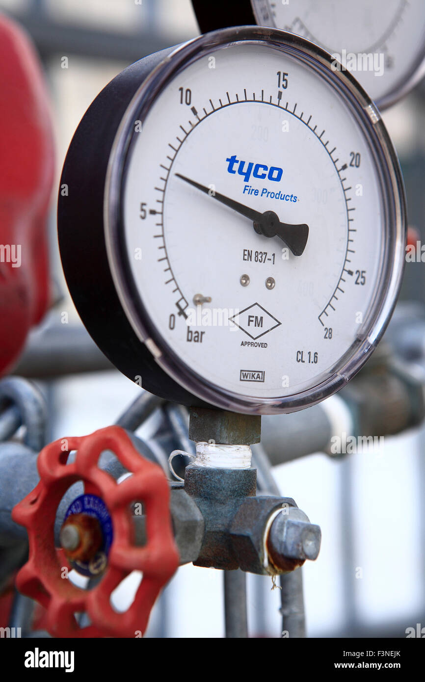 Nahaufnahme von Ventil und Feuer Sprinkleranlage im Industriebau in Beit Shemesh, in der Nähe von Jerusalem, Israel Stockfoto