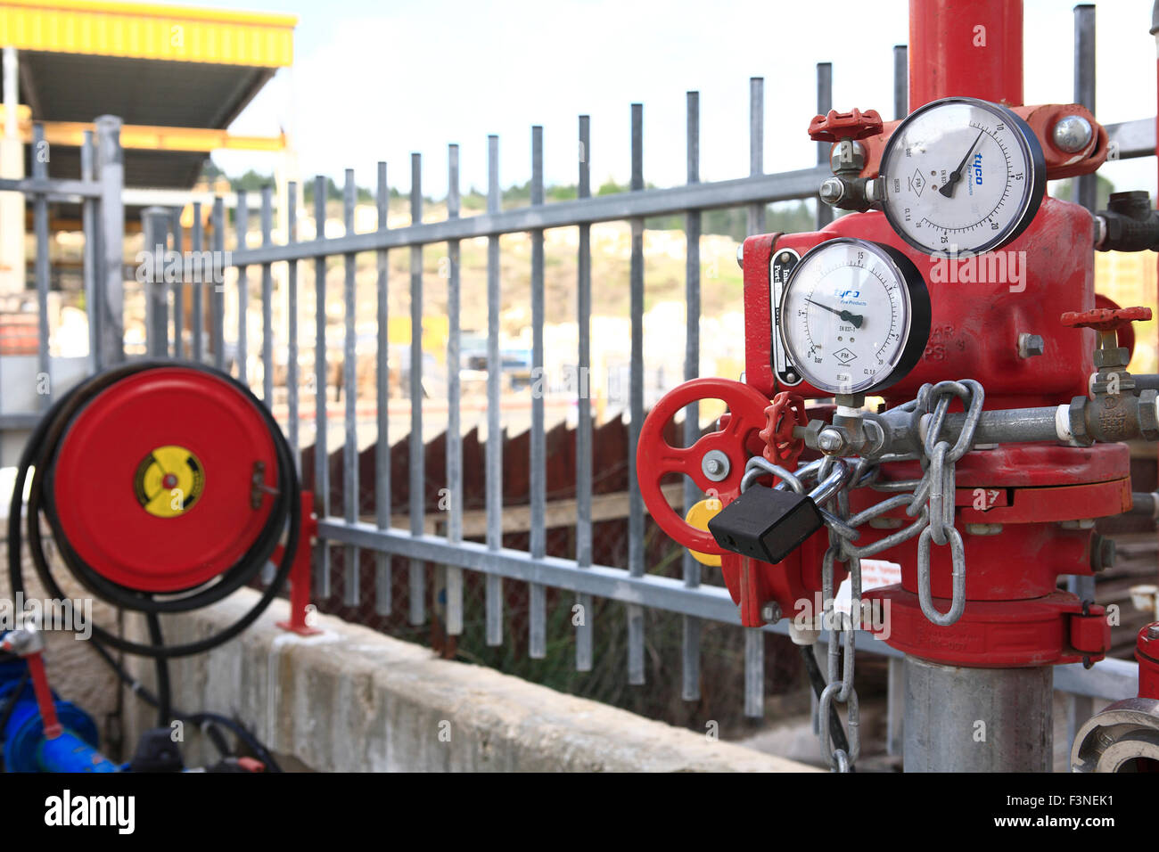 Nahaufnahme von Ventil und Feuer Sprinkleranlage im Industriebau in Beit Shemesh, in der Nähe von Jerusalem, Israel Stockfoto