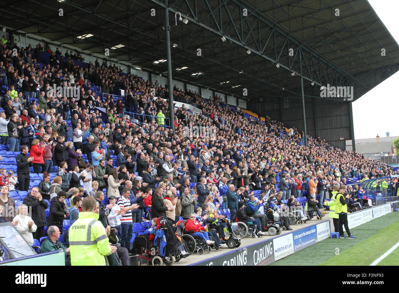 Birkenhead, Merseyside, England. 10. Oktober 2015.  Eine Minute Beifall fand vor dem Vanarama National League Spiel zwischen Tranmere Rovers und Eastleigh Prenton Park zu Ehren des PC Dave Phillips, die auf tragische Weise ums Leben kam, nachdem er von einem Pick-up-Truck während der Dienstzeit in Wallasey am Montag getroffen. Bildnachweis: Simon Newbury/Alamy Live-Nachrichten Stockfoto