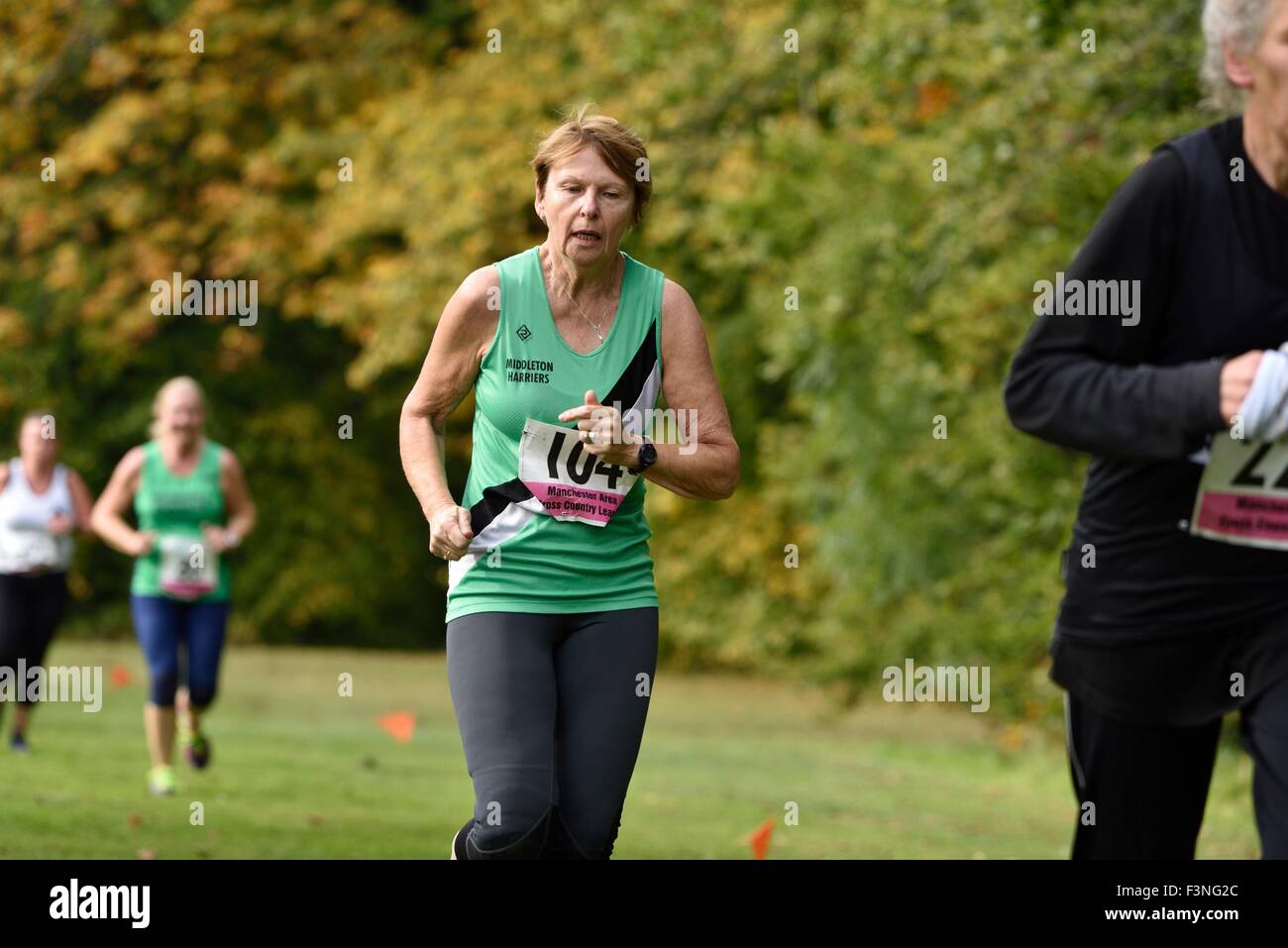 Stockport UK 10. Oktober 2015 die Manchester Bereich Cross-Country Liga unter 13 bis zu Senioren für Männer und Frauen im Woodbank Park mit Rennen gestartet wird. Dies ist die erste von fünf Sitzungen. Manchester Langlaufrennen Stockport UK Credit: John Fryer/Alamy Live-Nachrichten Stockfoto