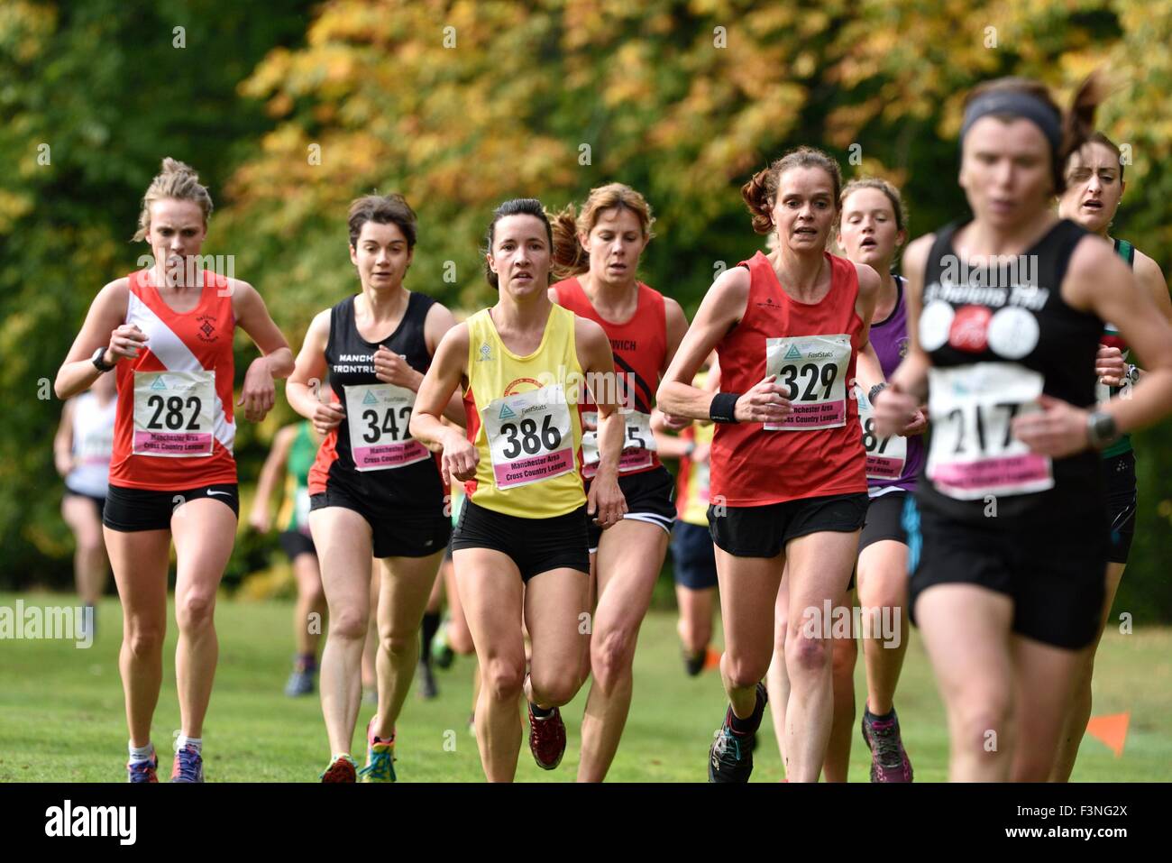 Stockport UK 10. Oktober 2015 die Manchester Bereich Cross-Country Liga unter 13 bis zu Senioren für Männer und Frauen im Woodbank Park mit Rennen gestartet wird. Dies ist die erste von fünf Sitzungen. Manchester Langlaufrennen Stockport UK Credit: John Fryer/Alamy Live-Nachrichten Stockfoto