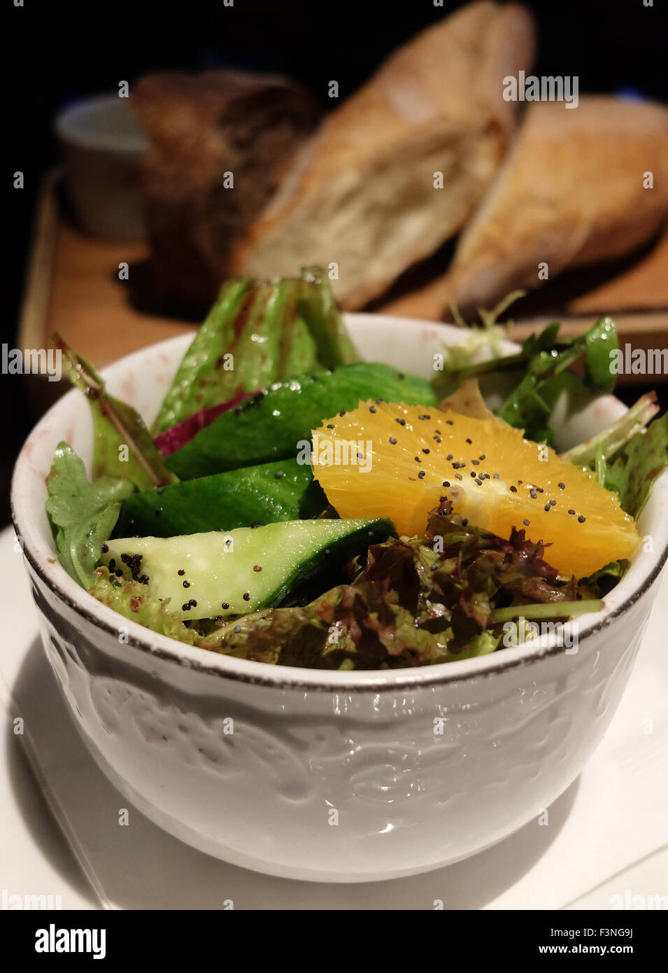 Salat Obst Gemüse orange Brot lecker gut schmecken Vorspeise Gurke Stockfoto