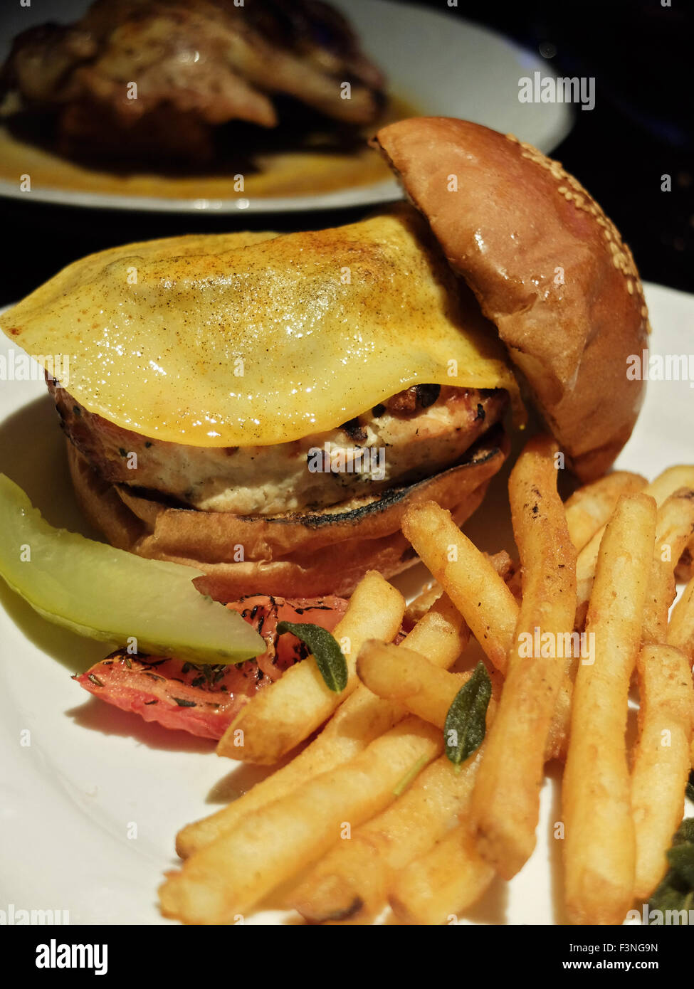 Hamburger Käse Chicken Pommes-frites-gelb gut Geschmack lecker Abendessen Mittagessen Stockfoto