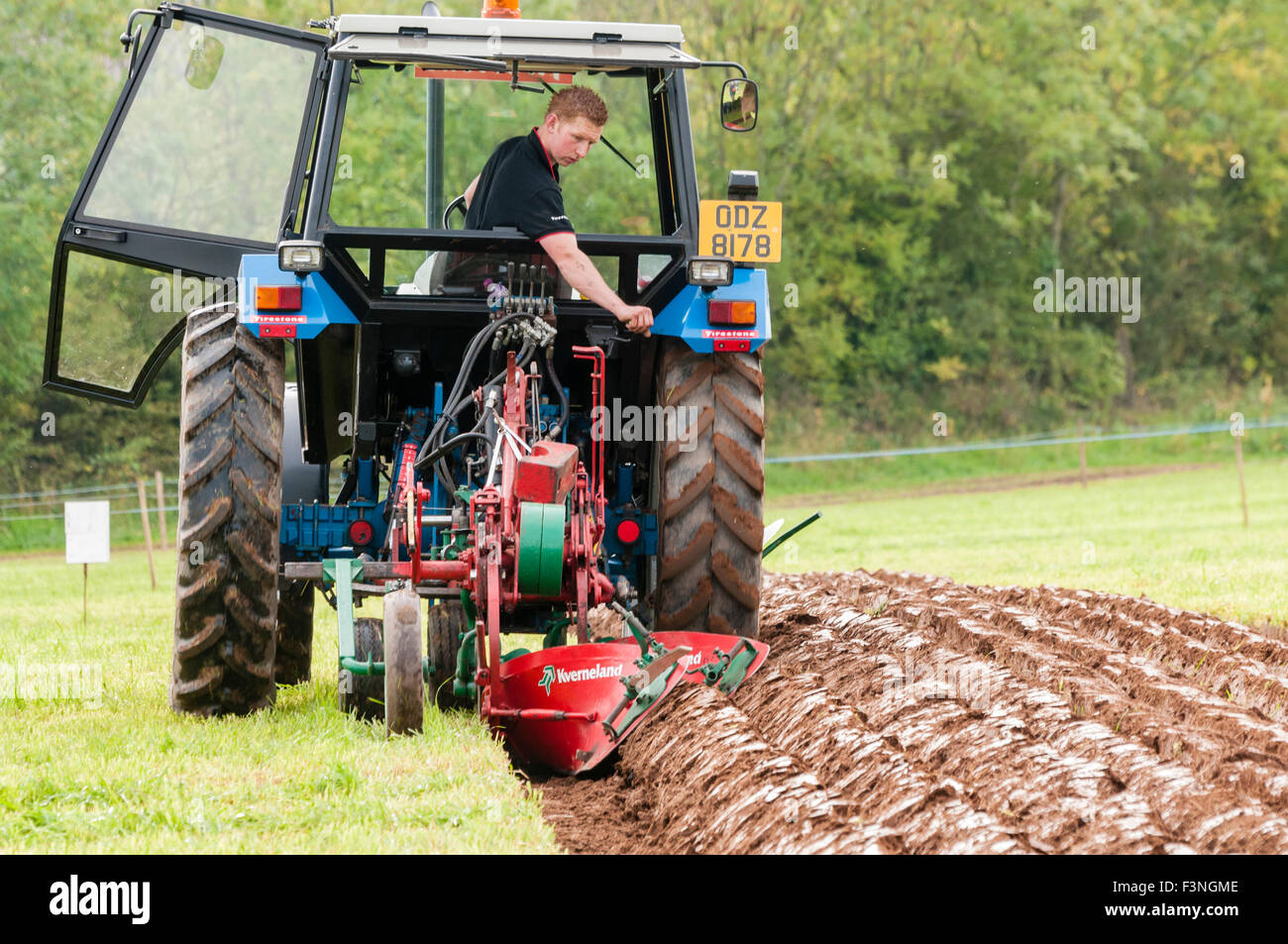 Lisburn, Nordirland. 10. Oktober 2015 - nutzt ein Konkurrent einen Traktor auf einem Feld bei der Northern Ireland Pflügen Association Championships Pflügen Stockfoto