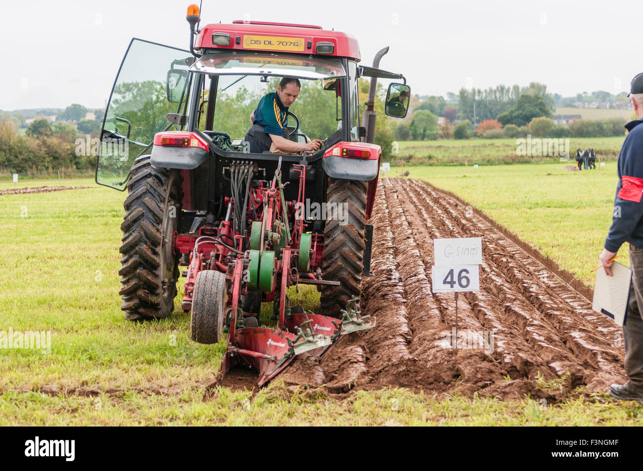 Lisburn, Nordirland. 10. Oktober 2015 - nutzt ein Konkurrent einen Traktor auf einem Feld bei der Northern Ireland Pflügen Association Championships Pflügen Stockfoto