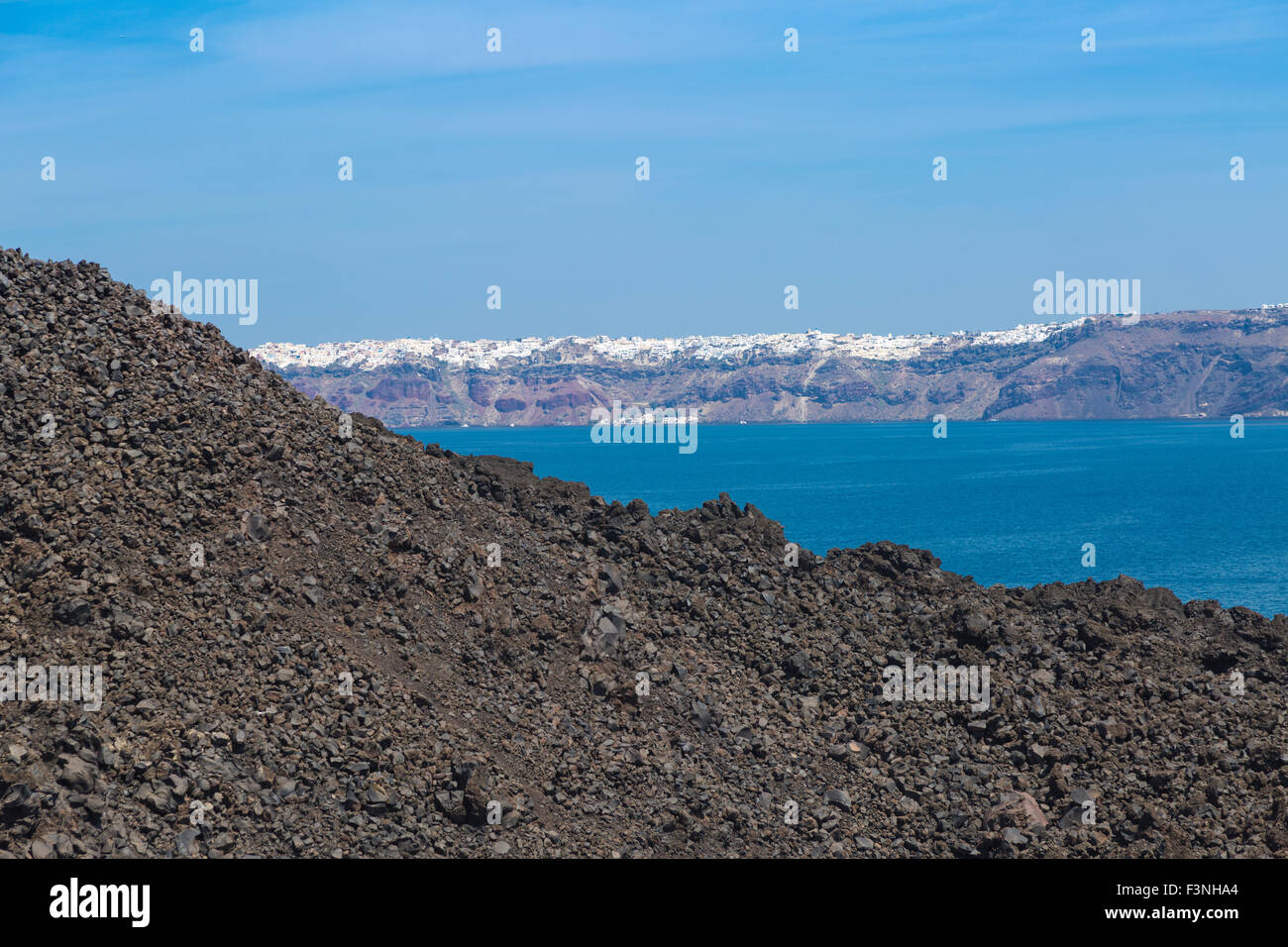 Vom Vulkan, der auf Oia Santorini Griechenland blickt Stockfoto